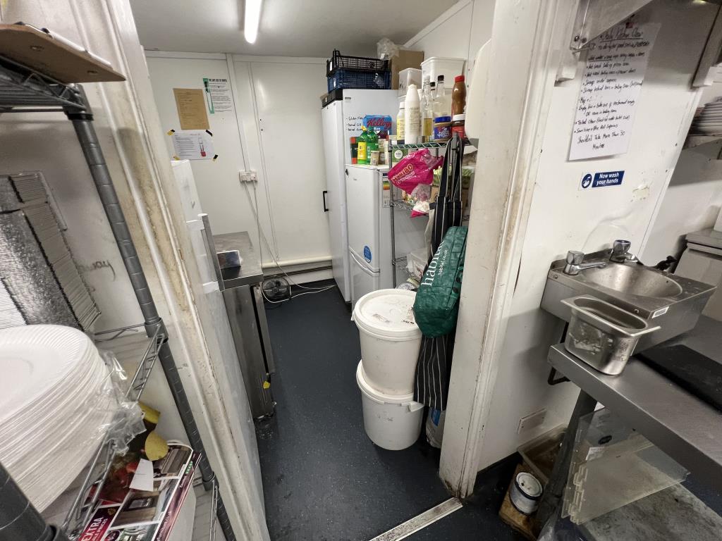 Lot: 93 - COMMERCIAL INVESTMENT - View of the second kitchen area